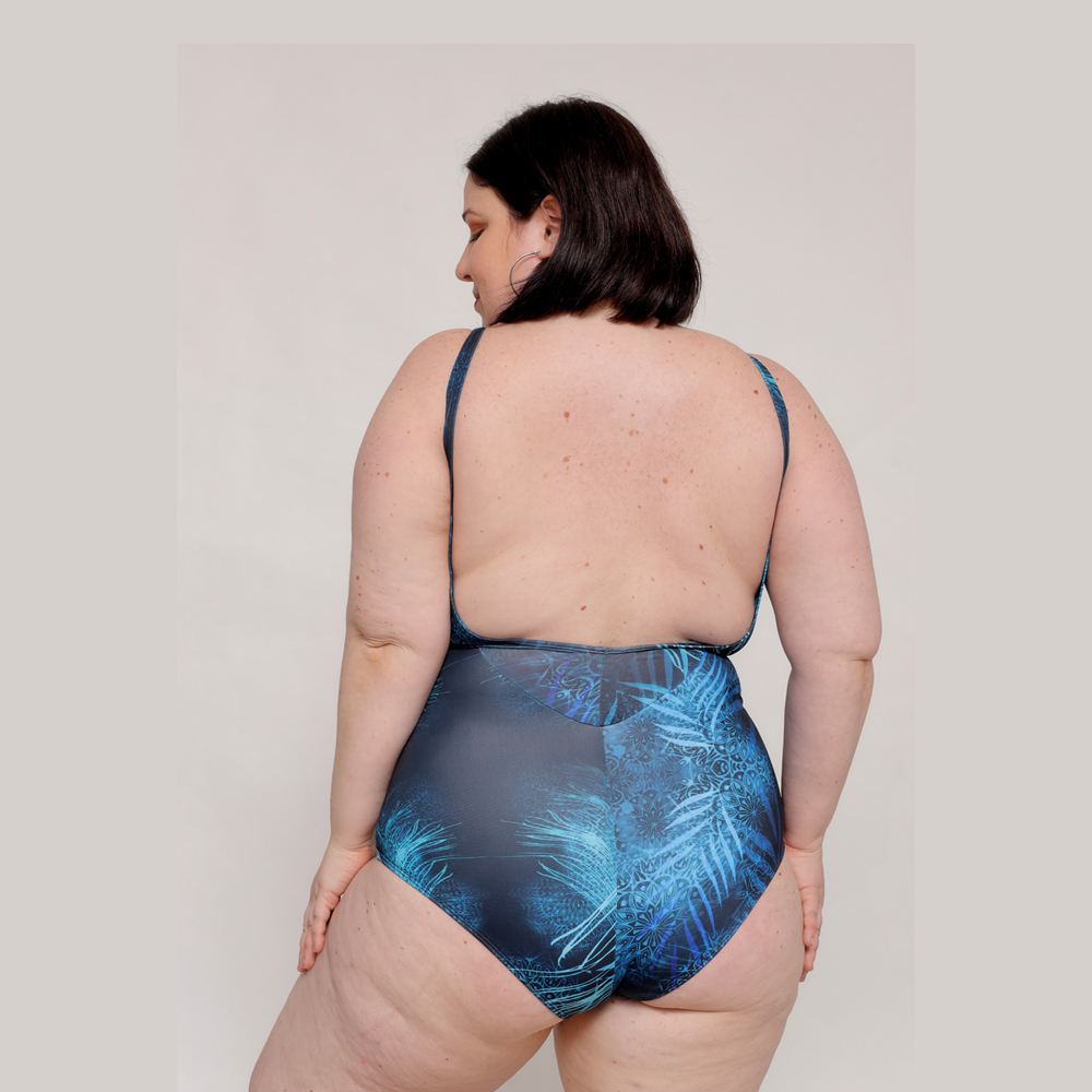 Malla Entera C/ Corte De Busto Estampada Talles Grandes - Imagen 3